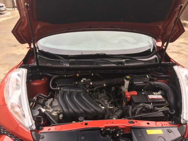 Открытый капот Nissan Juke