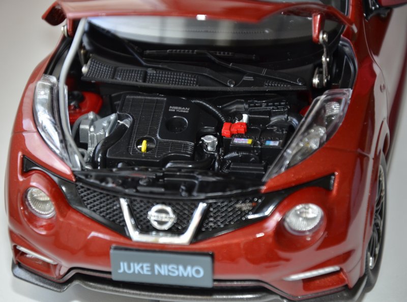 Открытый капот Nissan Juke