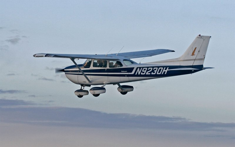 Cessna 206 в полете