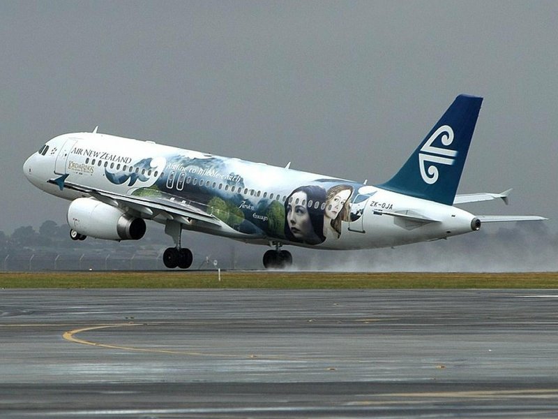 Самолет авиакомпании Эмирейтс а380