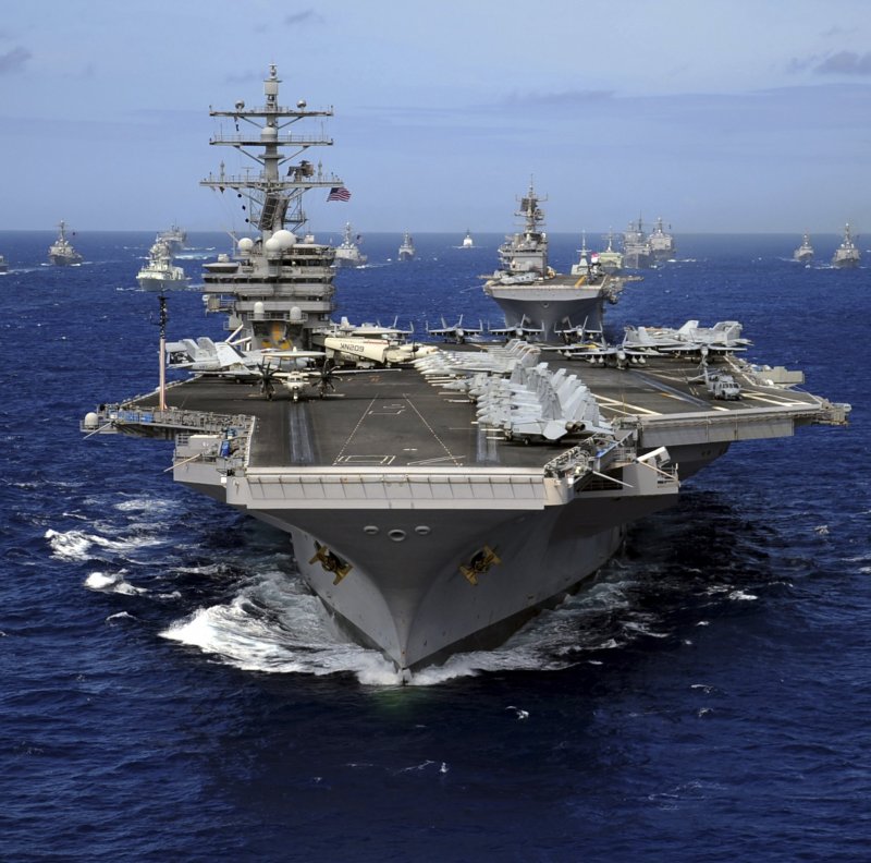 USS Nimitz CVN-68 ночные огни