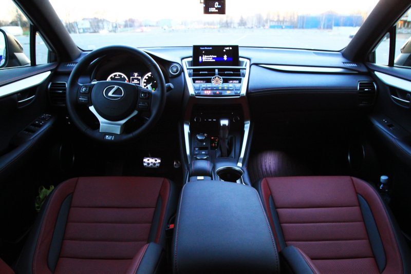Lexus NX 200t салон