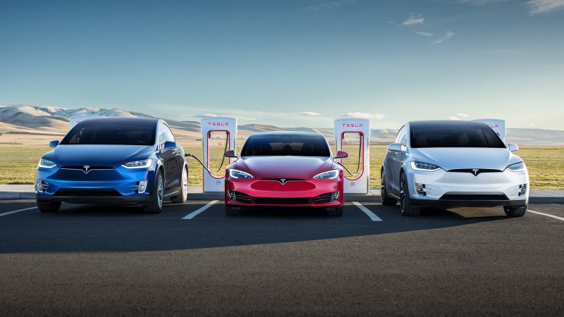 Tesla model x на зарядке