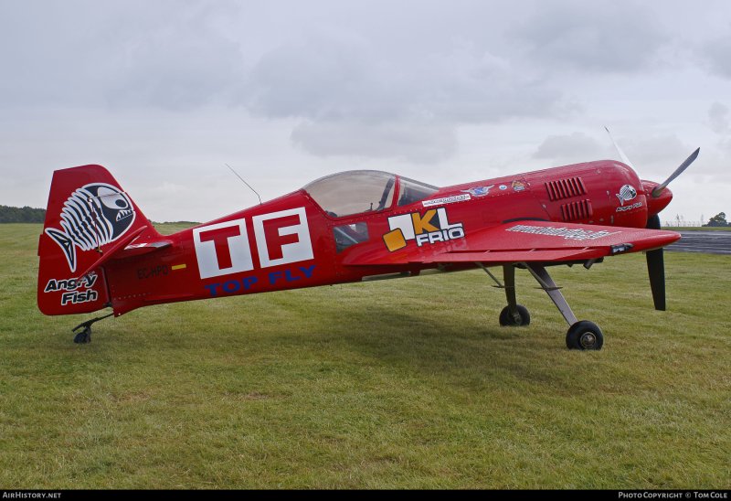 Су-26 на белом фоне