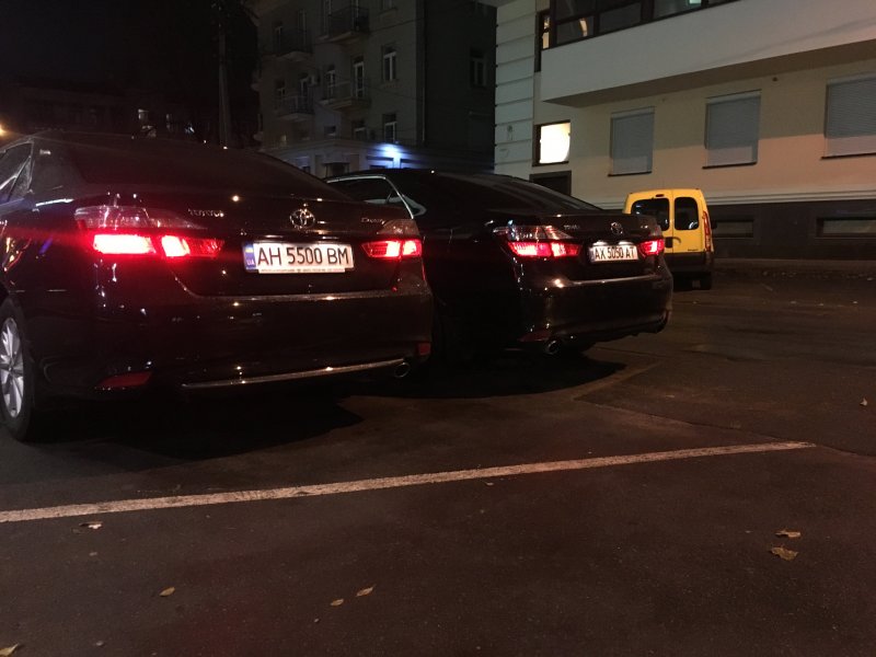 Тойота Камри в ночном городе