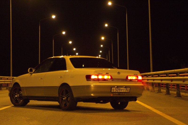 Toyota Mark 2 100 ночью
