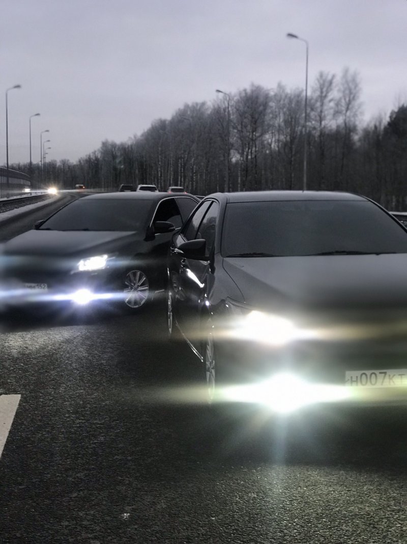 Toyota Camry черная ночью