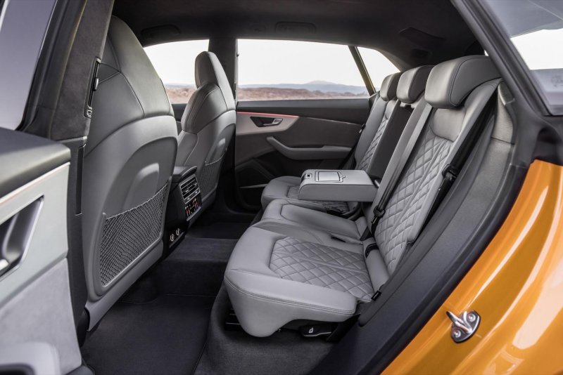 Audi q8 салон сзади