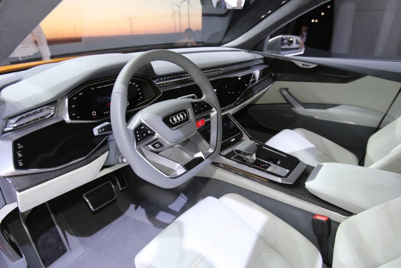 Audi q8 салон
