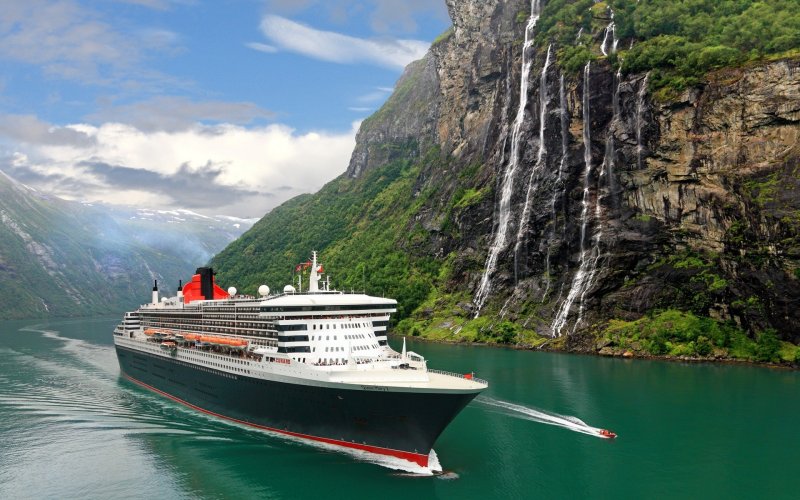 Лайнер Queen Mary 2 в Норвегии