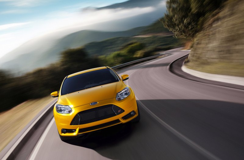 Жёлтый Форд Мондео