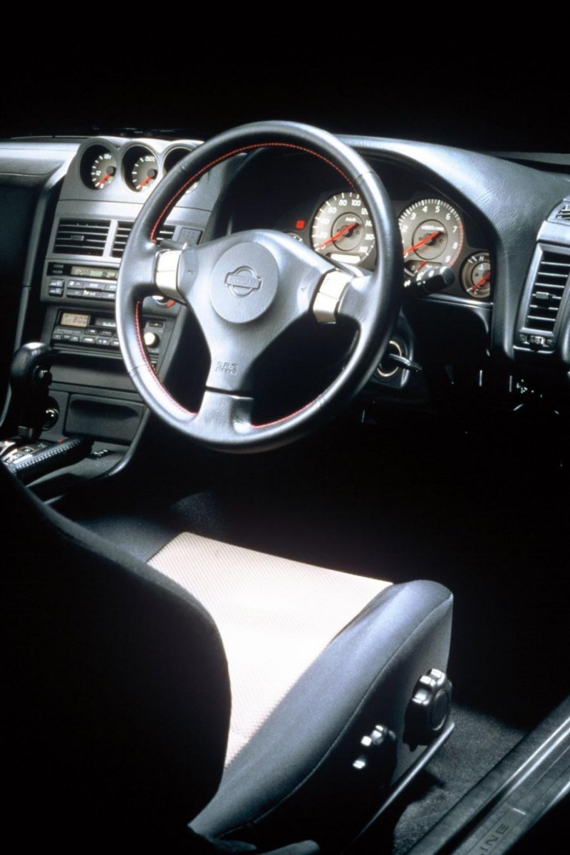 Nissan Skyline 2002 салон