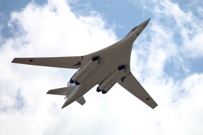 Стратегический бомбардировщик ту-160 белый лебедь