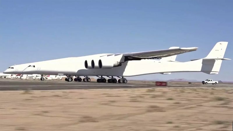 Двухфюзеляжный самолет Stratolaunch model 351