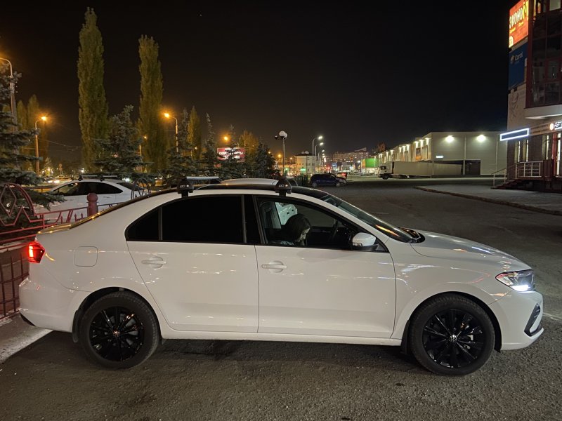 Volkswagen Polo 2021 белый на черных дисках