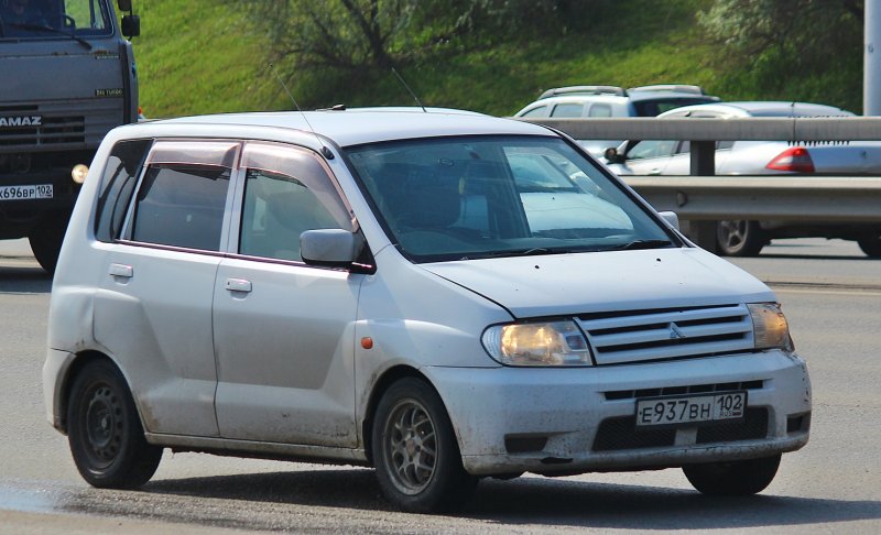 Митсубиси Мираж Динго 2002