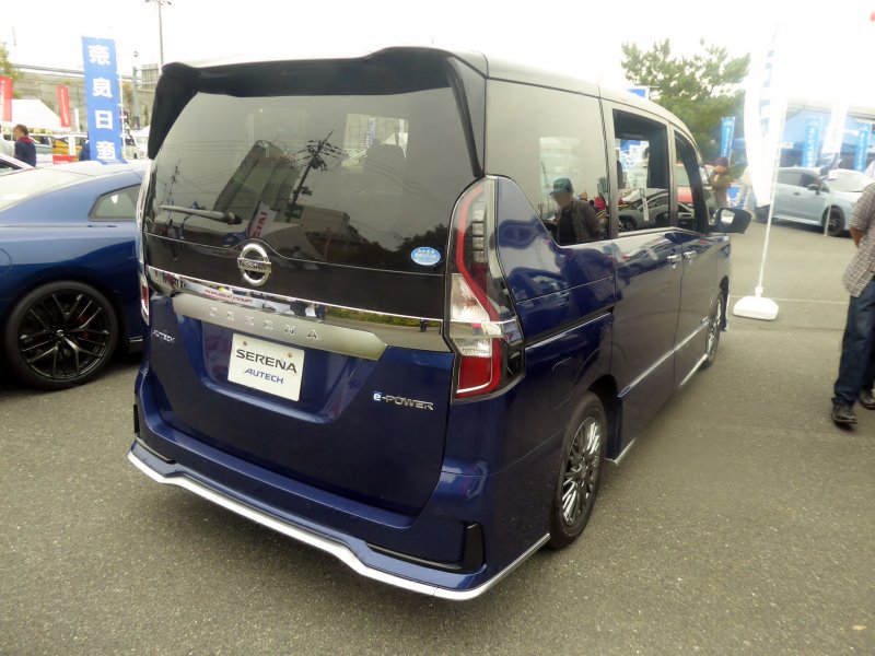 Nissan Серена с24
