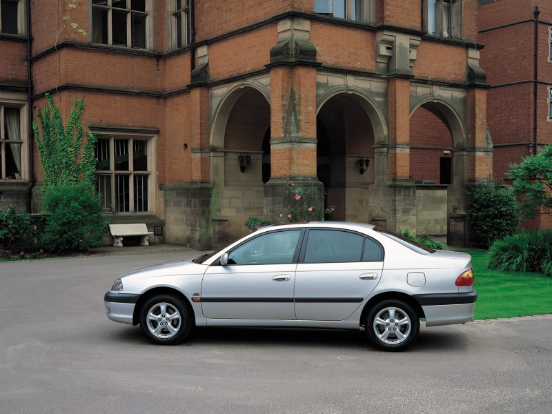 Тойота Авенсис седан 2003