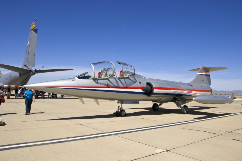 F104 Starfighter на посадке