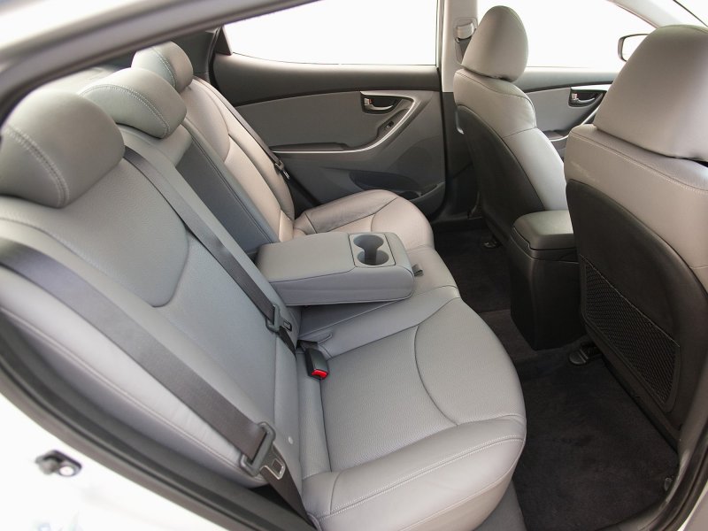Hyundai Elantra заднее сиденье