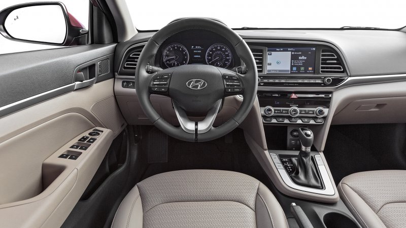 Hyundai Elantra 2019 салон