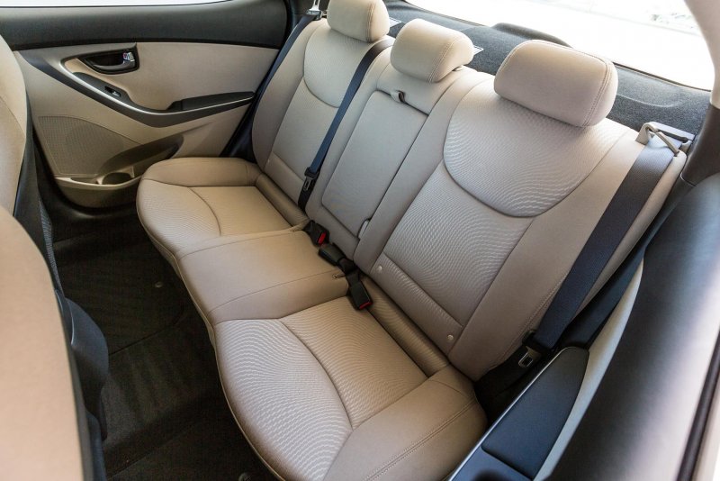 Hyundai Elantra 2011 салон сзади