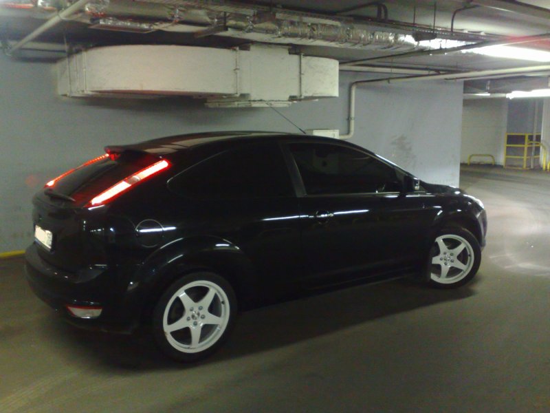Ford Focus 2 хэтчбек черный на литье