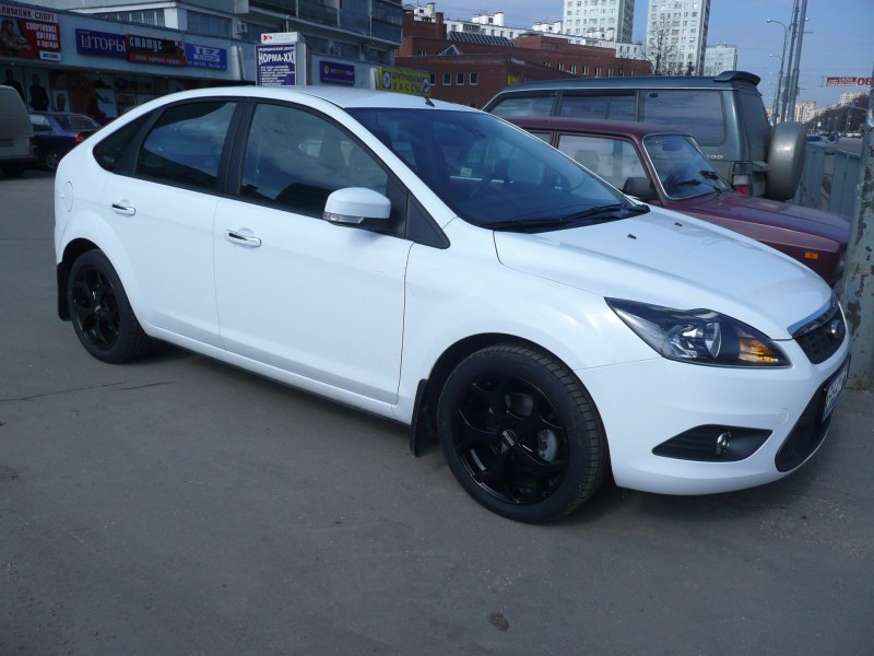 Ford Focus 2 белый на р16