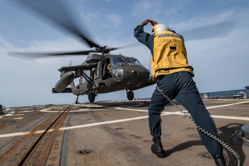 Взлет вертолета uh60