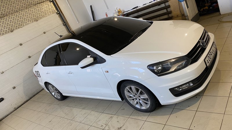Volkswagen Polo 2021 белый с черной крышей