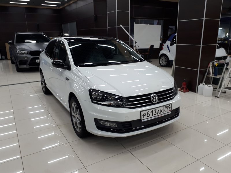 Volkswagen Polo sedan с черной крышей белый