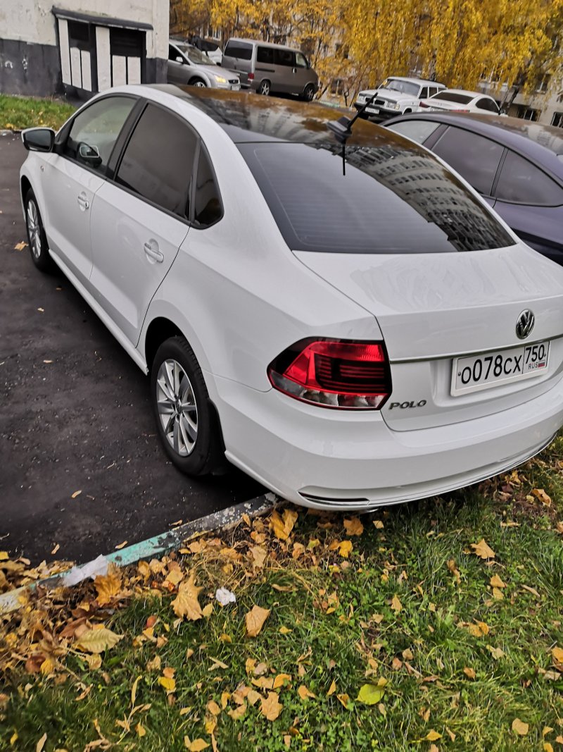Volkswagen Polo sedan с черной крышей белый