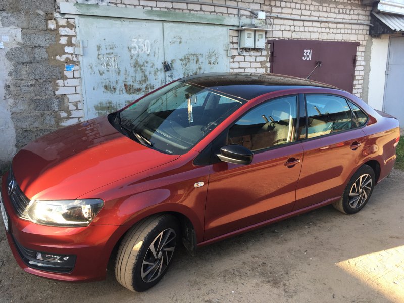 Volkswagen Polo sedan в черной пленке
