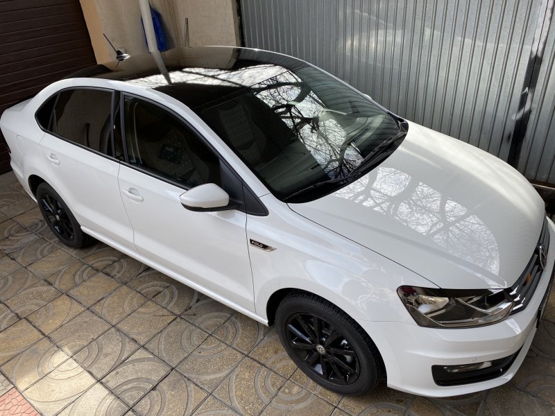Черная крыша VW Polo sedan