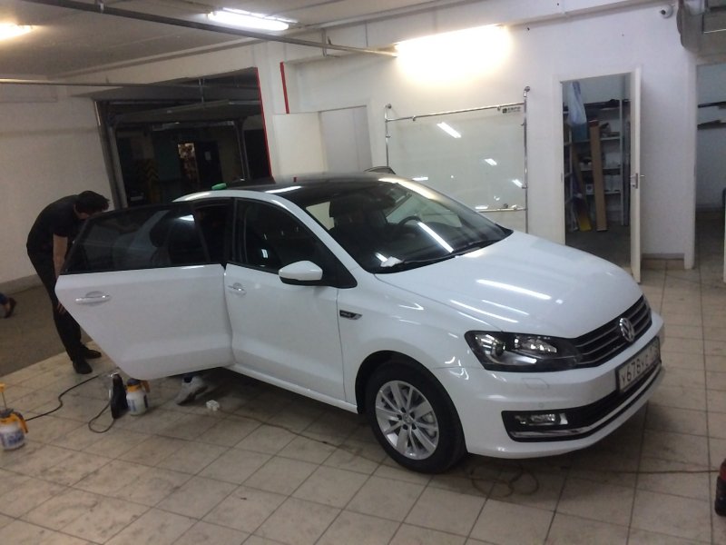 Черная крыша VW Polo sedan
