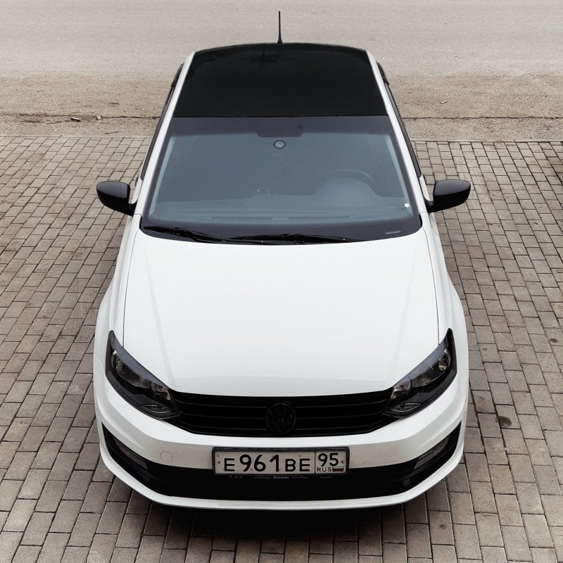 Volkswagen Polo с черной крышей