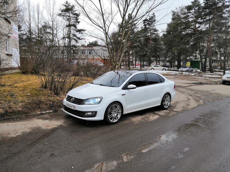 Volkswagen Polo 2021 черная крыша