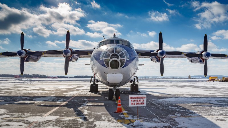 АН 12 спереди