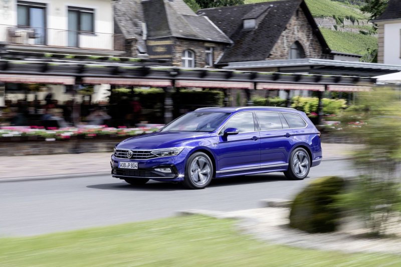 Passat b8 сбоку
