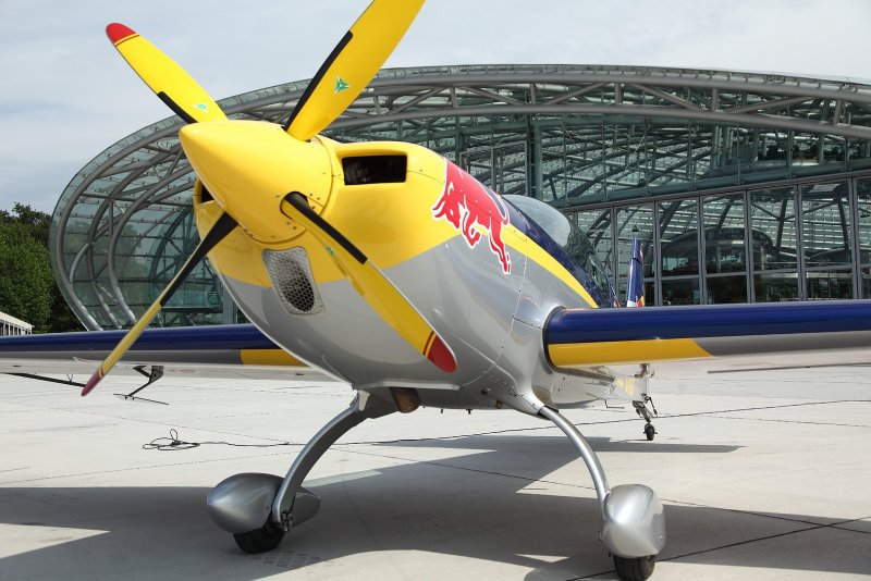 Extra 330 самолет Элерон