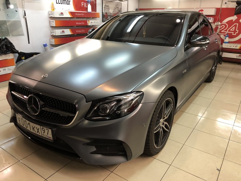 Затонированный Мерседес e AMG
