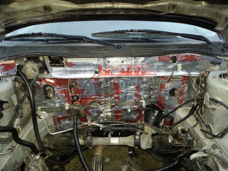 Моторный отсек Nissan