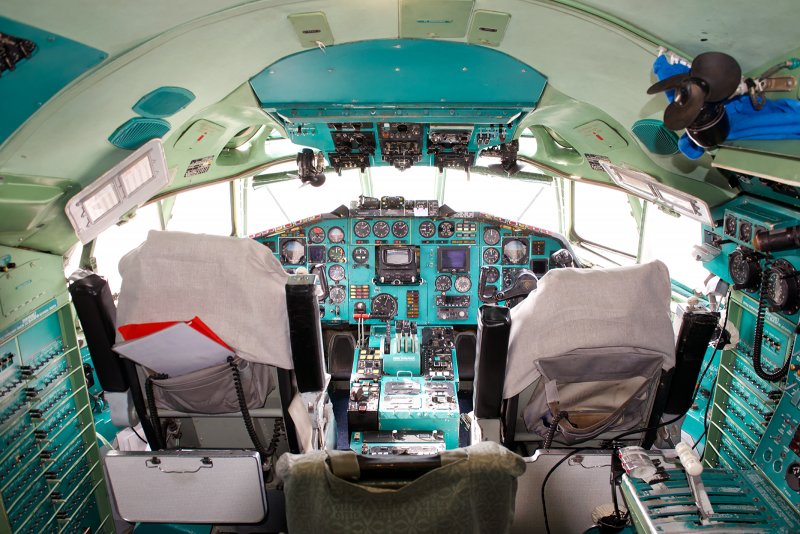 Ra-85757 кабина пилотов