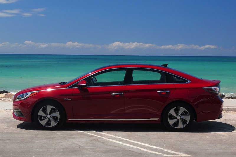 Hyundai Sonata красная