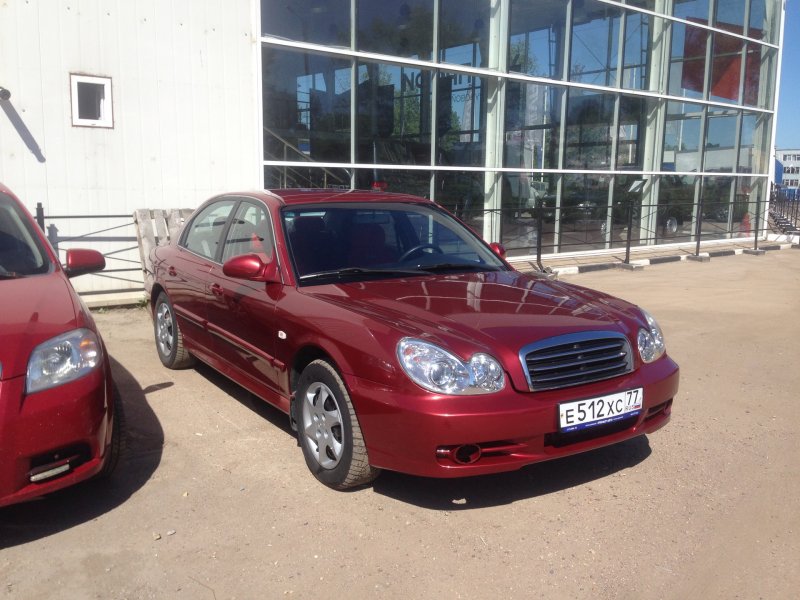 Hyundai Sonata красная