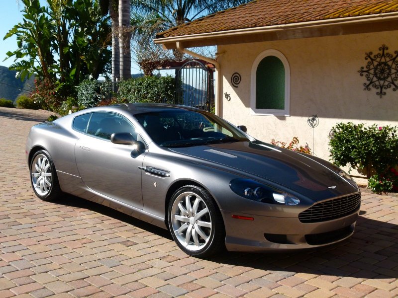 Aston Martin db9 2020