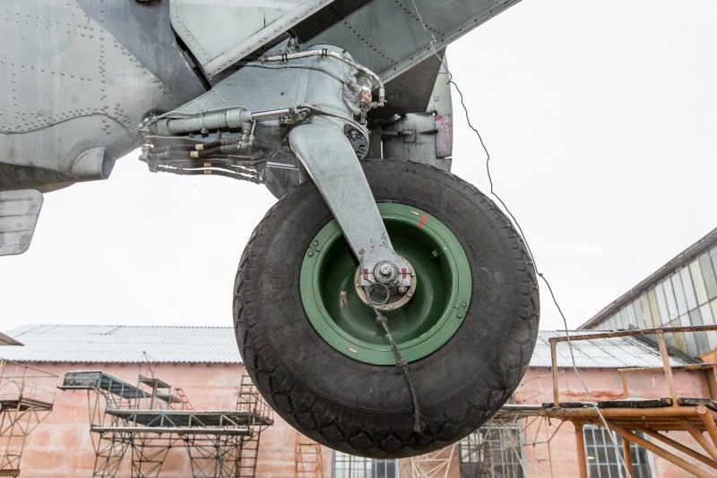Передняя стойка шасси вертолета ми-8