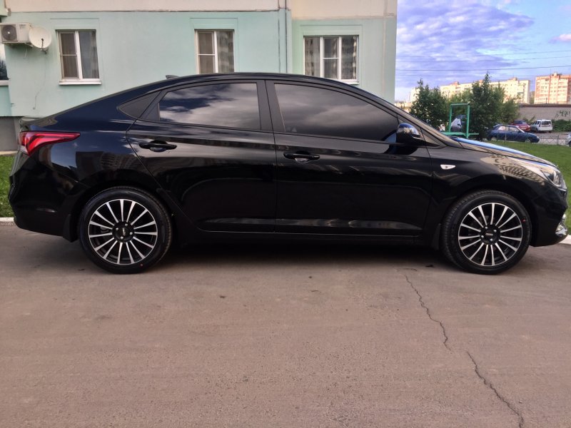 Черный.Hyundai.Solaris r17