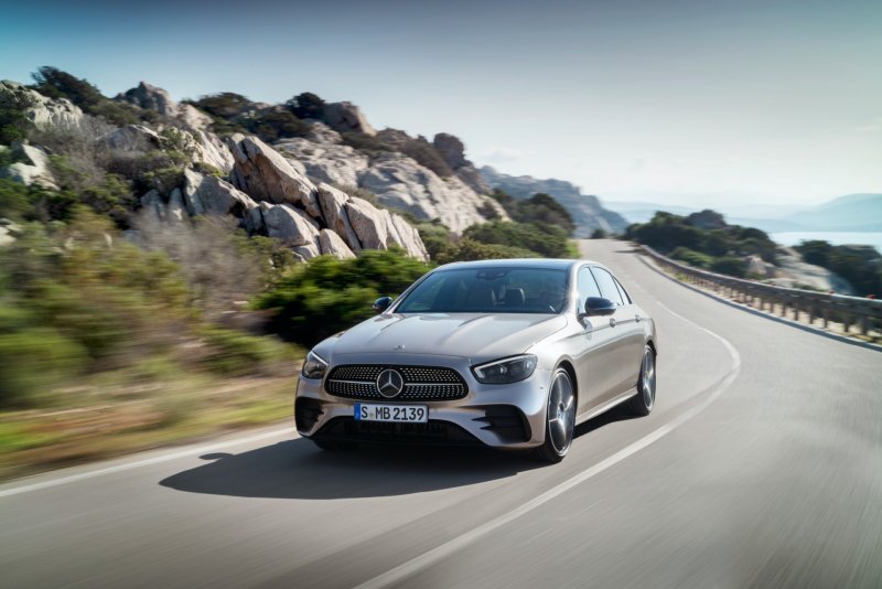 Mercedes Benz e 2021 салон руки