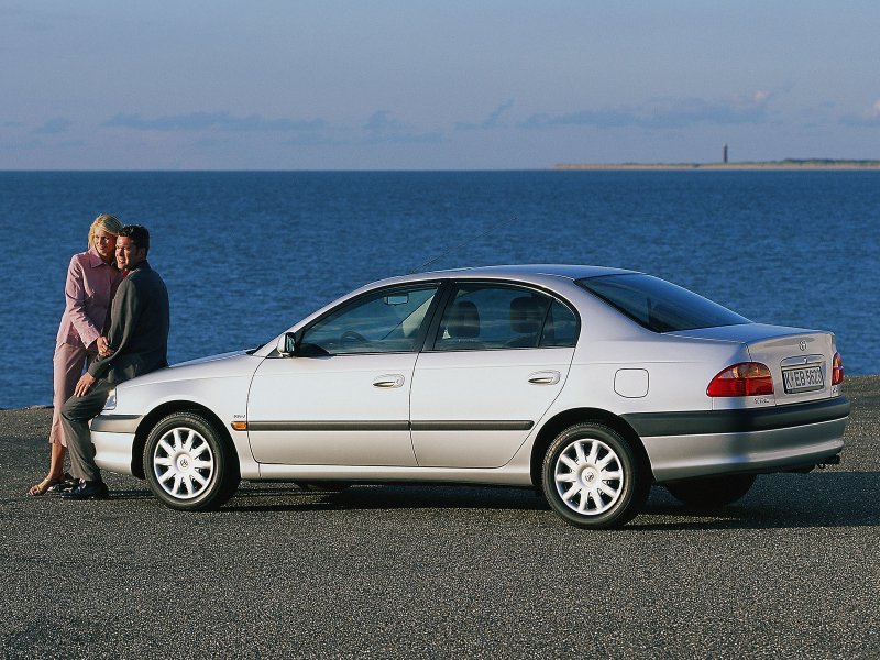 Тойота Авенсис седан 2000